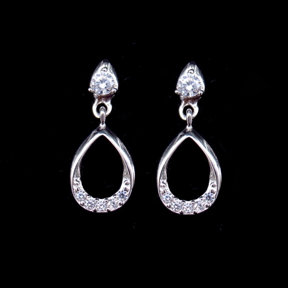 Серьги из серебра с фианитами